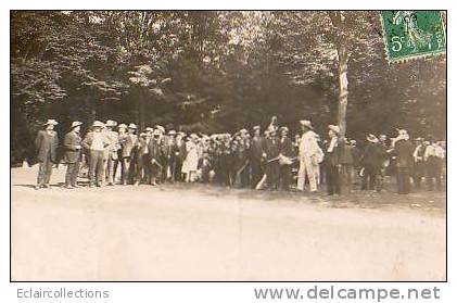 Carte Photo:Groupes De Personnes Endimanchées Tenant Un Fouet A La Main - A Identifier