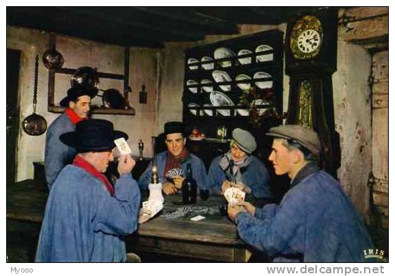 En Limousin Beau Pays Braves Gens Faire Une Partie De Manille, Cartes, Horloge - Speelkaarten