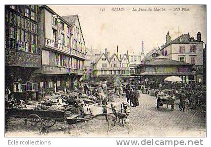 Reims       51      .  La Place Du Marché... Attelage Cheval ..Légumes  (voir Scan) - Reims