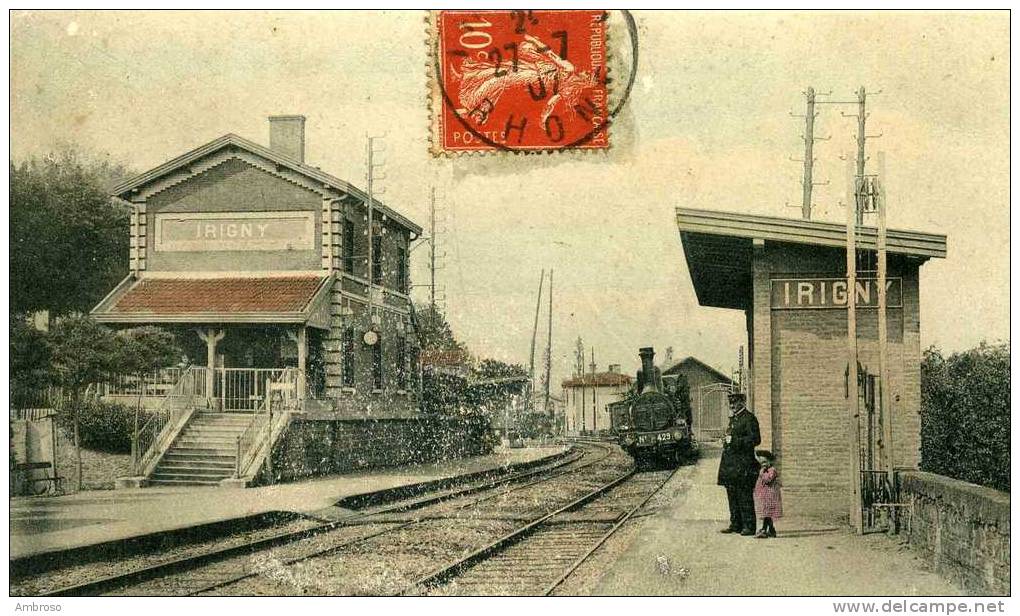 Irigny  69     La  Gare  Animée - Le Chef De Gare  Et  Train  Arrivant Au Quai - Autres & Non Classés