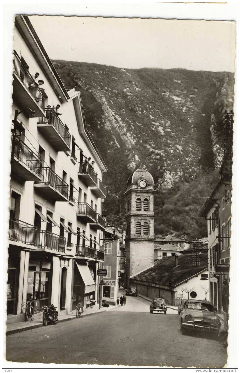 PONT EN ROYANS. - La Grande Rue.  CPSM 9 X 14.- Simca ARONDE Et 203 1er Plan - Pont-en-Royans