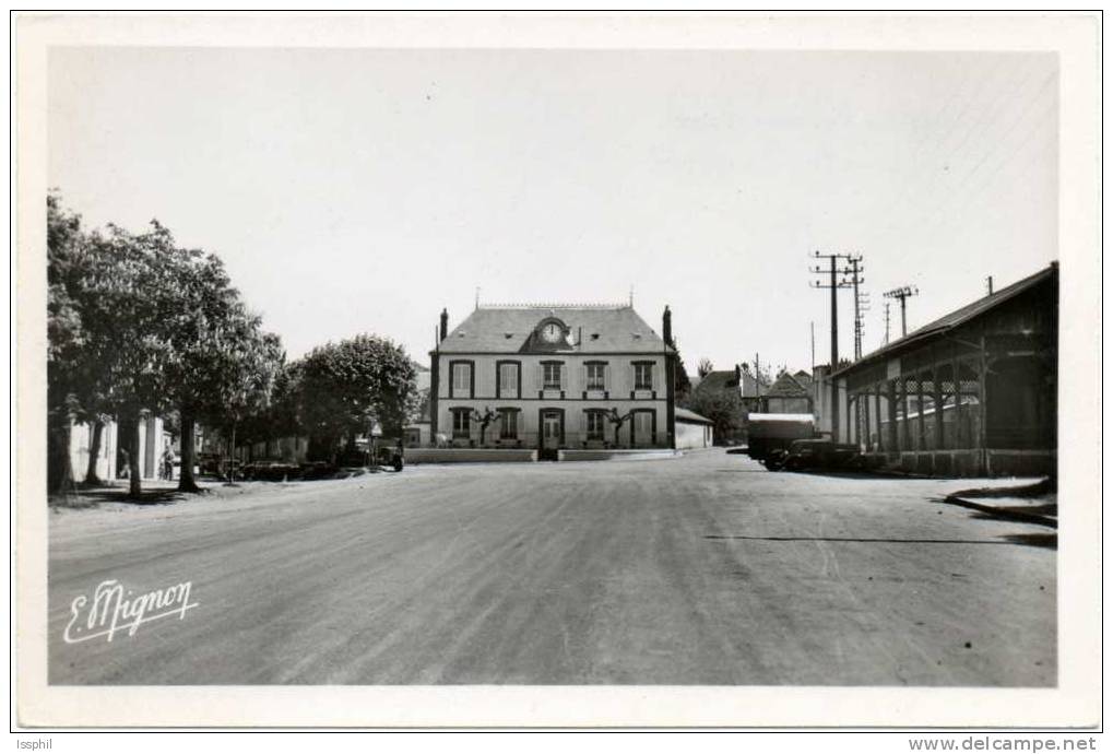 CPSM - Courtenay (Loiret) Le Mail - L'Ecole Des Garçons - Courtenay