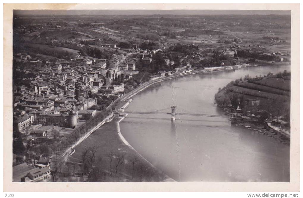 TREVOUX.  _  Vue Générale Aérienne. Batisses Anciennes. En Face Au Pied Du Pont Petit Port De Plaisance Léger Pli  Dess. - Trévoux