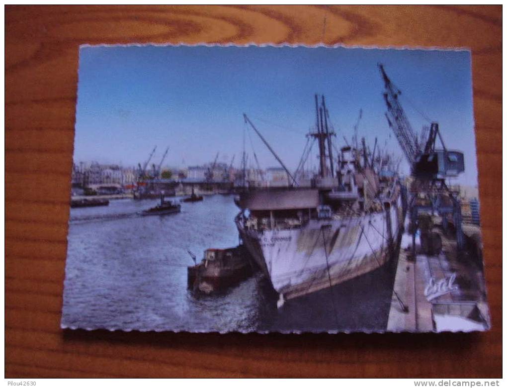 Très Beau Plan De Différentes Sortes De Bâteaux  à Rouen - Fishing Boats