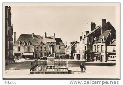 SEES  La Place Du Parquet - Sees