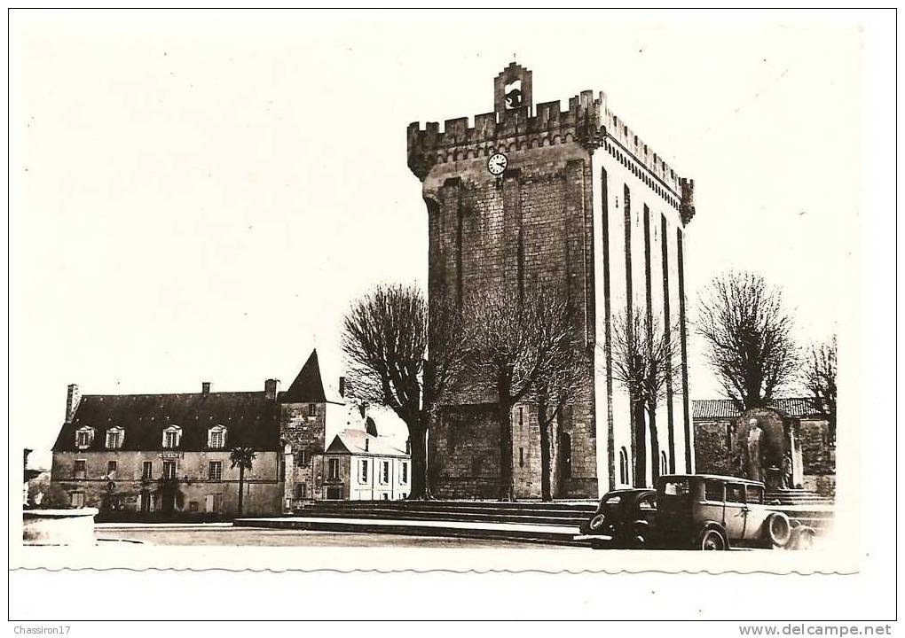 17 -  PONS-lot De 2 Cartes - Le Donjon XIIe Siècle Et L´Hôtel De Ville (CPSM) - Voitures - Et Mairie - Animée - Pons