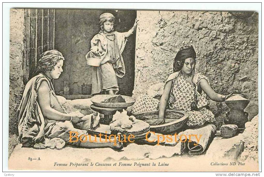 FEMME Préparant Le Couscous Et FEMME Peignant La Laine - Fillette & Femmes - Dos Scané - Métiers