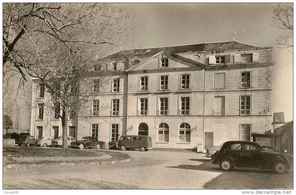 Cp 86 CHATELLERAULT  Clinique Du Château De Charlet ( Voitures Automobiles 2 Cv Citroen , Peugeots , Renault ) - Chatellerault