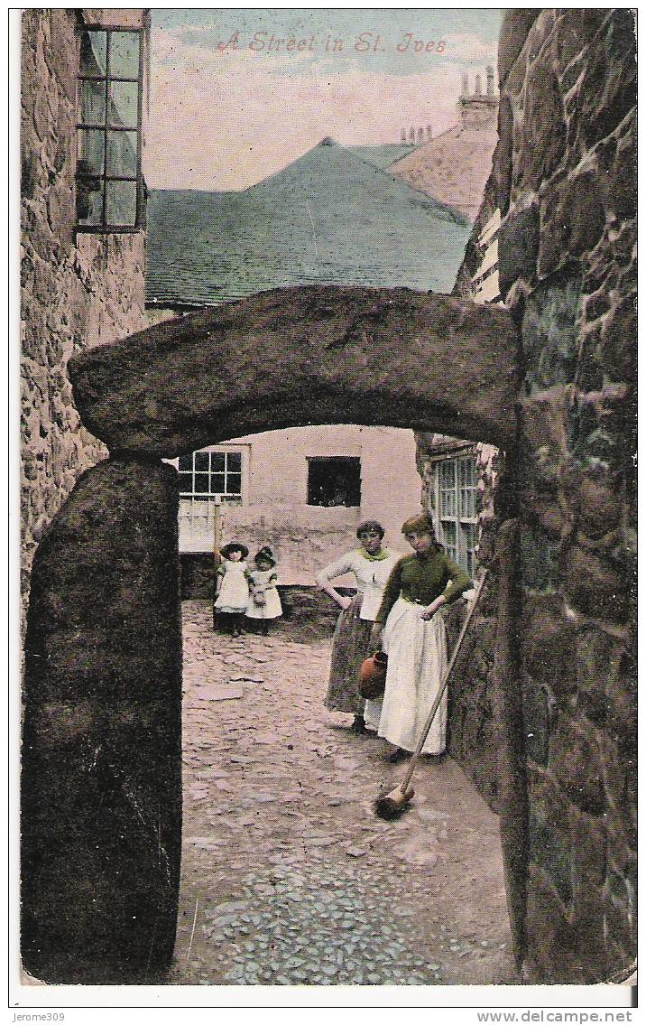 ROYAUME-UNI - ANGLETERRE - ST. IVES - CPA - St Ives, A Street In St. Ives - St.Ives