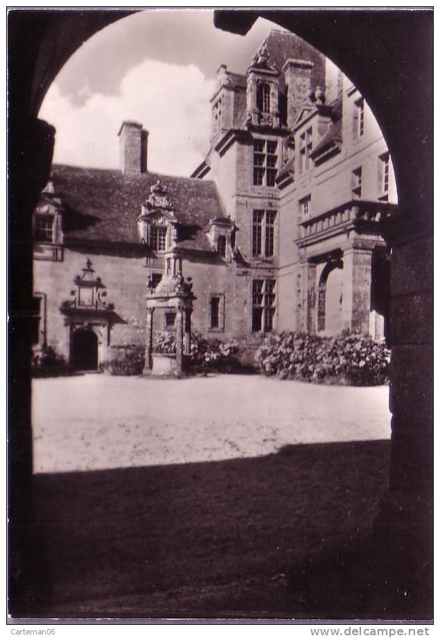 29 - Saint-Vougay - Le Château De Kerjean - La Cour (angle Nord-ouest) - Saint-Vougay