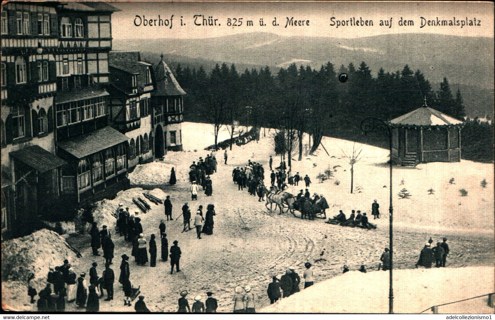 36370) Cartolina Illustratoria Oberhof - Sportleben Auf Dem Denkmalsplatz - Oberhof