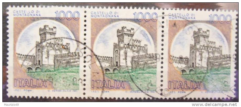 1980 Nr 1527 X 3 Castelli 1000 L. Tre Valori Con Macchie Blu Sparse Su Fondo E Colorii Spostati - Errors And Curiosities
