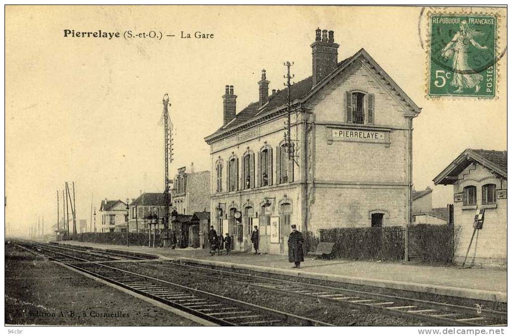 CPA (95)      PIERRELAYE La Gare (leger Choc Coin Bas Gauche) - Pierrelaye