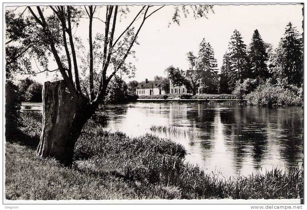 89 : CHAMPS , Les Bords De L'yonne - Champs Sur Yonne