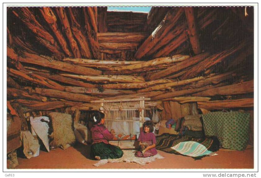 Navajo - Inside Their Primitive Circular Hogan - Indiens D'Amérique Du Nord