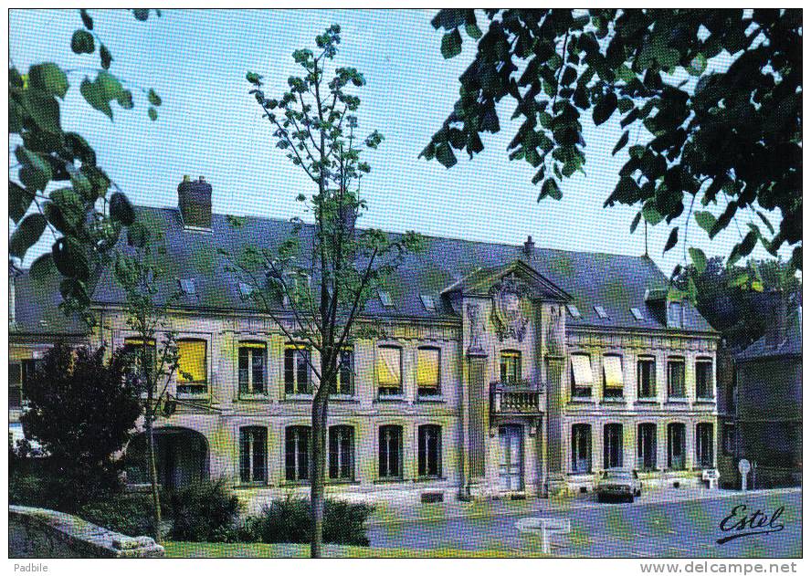 Carte Postale 76. Gournay-en-Bray  L'hotel De Ville Trés Beau Plan - Gournay-en-Bray