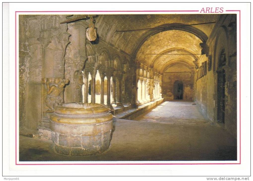 CPM D Arles   Le Cloître Saint Trophime    Le Puits Et Le Bénitiers Des Chanoines - Luoghi Santi