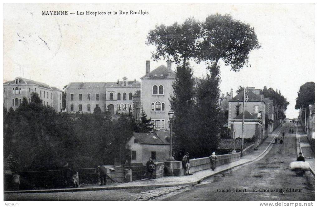 Cpa--53--mayenne--les Hospices Et La Rue Roullois--animée - Mayenne