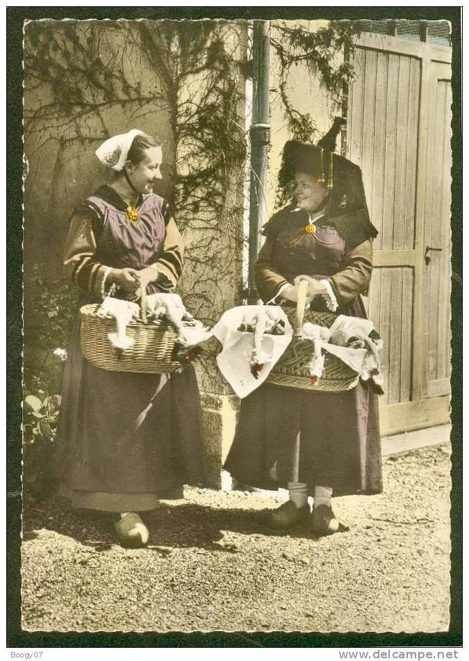 01 Folklore Bressan Costume De Bressan Eleveuses Au Marché - Personnages