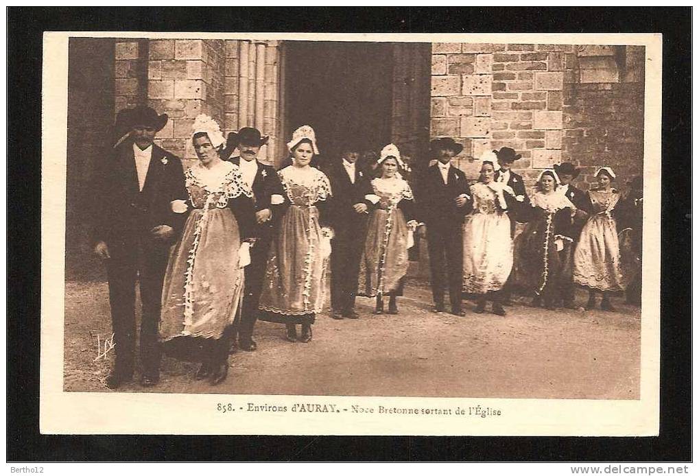 Noces Bretonne Sortant De L église - Auray