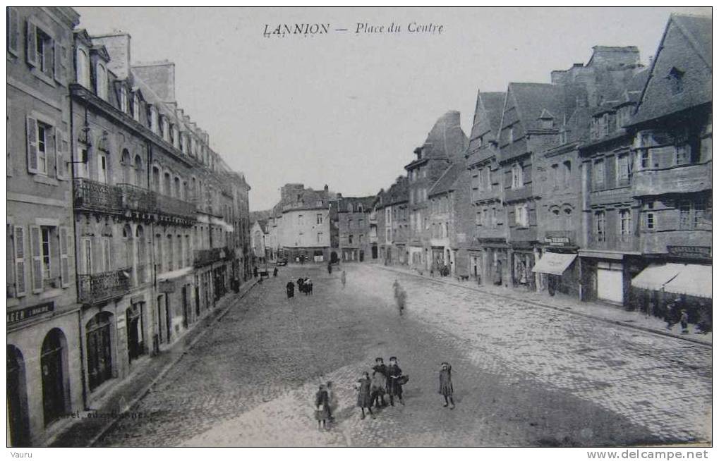 LANNION  22  PLACE DU CENTRE - Lannion