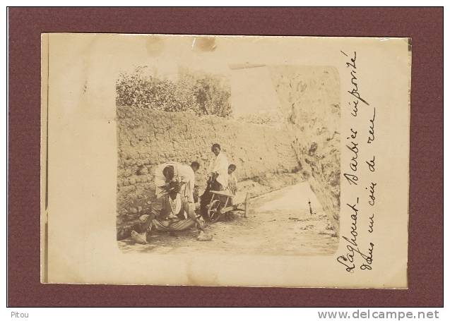 ALGERIE - LAGHOUAT - SUPERBE CARTE PHOTO - BARBIER IMPROVISE DANS LA RUE - CLICHE 1900 - TRES BEAU PLAN ANIME - Laghouat
