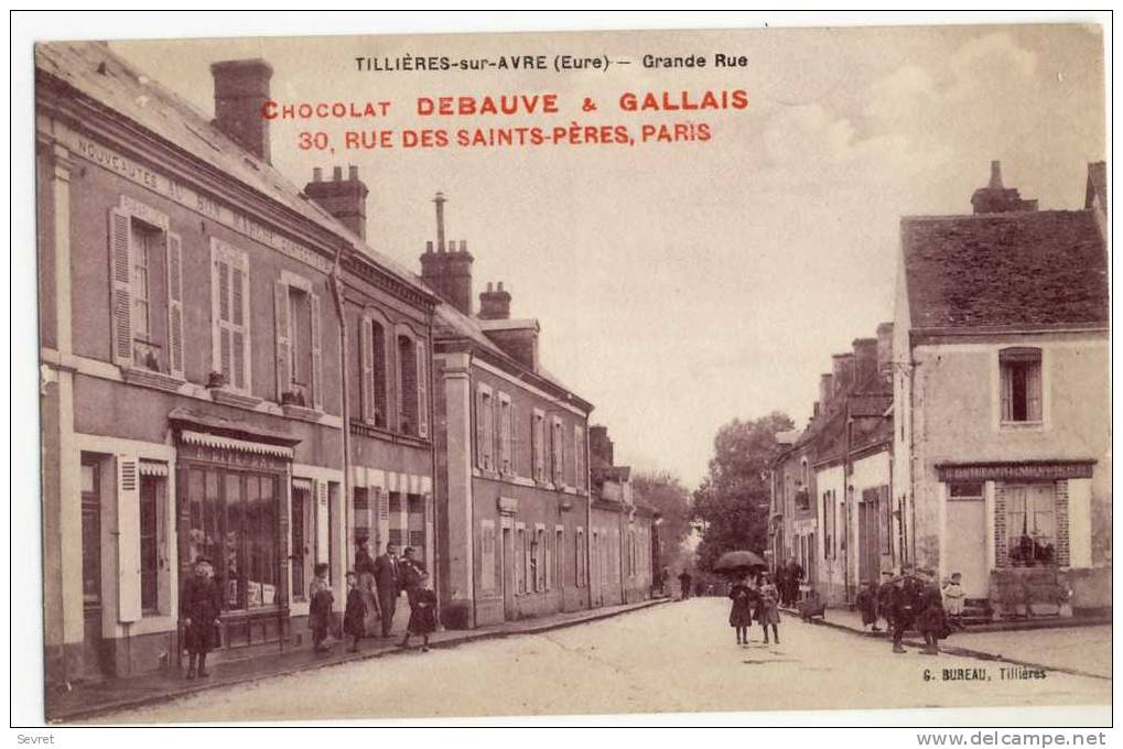 TILLIERES Sur AVRE. - Grande Rue Animée. Publicité Chocolat DEBAUVE & GALLAIS - Tillières-sur-Avre