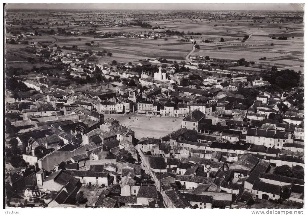 CPSM NEUVILLE DU POITOU VUE AERIENNE PLACE MARECHAL JOFFRE AU CENTRE ETABLES A L HORIZON  VIENNE - Neuville En Poitou