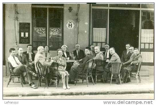 A IDENTIFIER - A Identifier -ref 584-carte Photo -terrasse Hotel De Tourisme- Pancartes Illisibles  - Carte Bon Etat - - Alberghi & Ristoranti