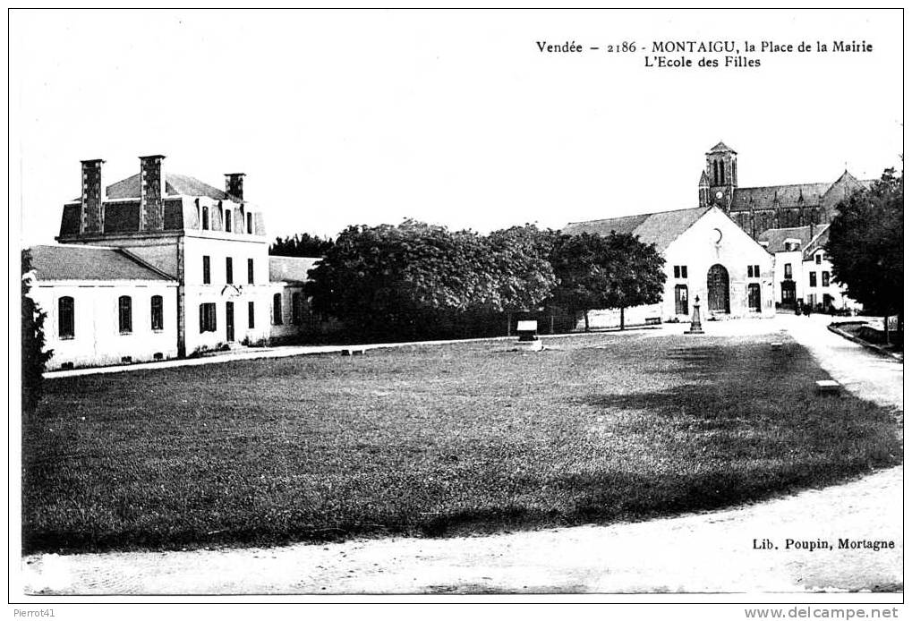 MONTAIGU - La Place De La Maire, L´école Des Filles - Montaigu