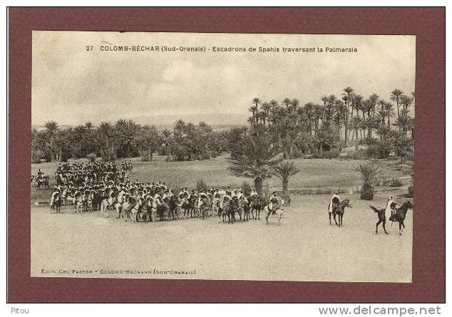 ALGERIE - COLOMB BECHAR - ESCADRONS DE SPAHIS TRAVERSANT LA PALMERAIE - BEAU PLAN TRES ANIME - Bechar (Colomb Béchar)