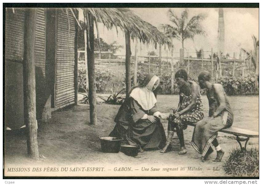 Missions Des Pères Du Saint-Esprit. Une Soeur Soignant Les Malades. - Gabon