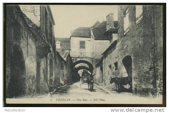 89 VEZELAY /    Une Rue    / - Vezelay