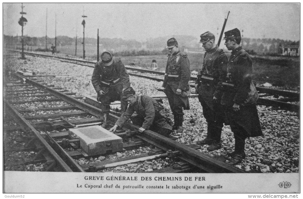 Grève Générale Des Chemins De Fer, Le Caporal Chef De Patrouille Constate Le Sabotage D´une Aiguille - Transport Urbain En Surface