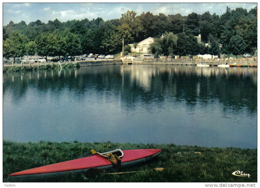 Carte Postale 59.  Fourmies Kayak Sur L´étang Des Moines Trés Beau Plan - Fourmies