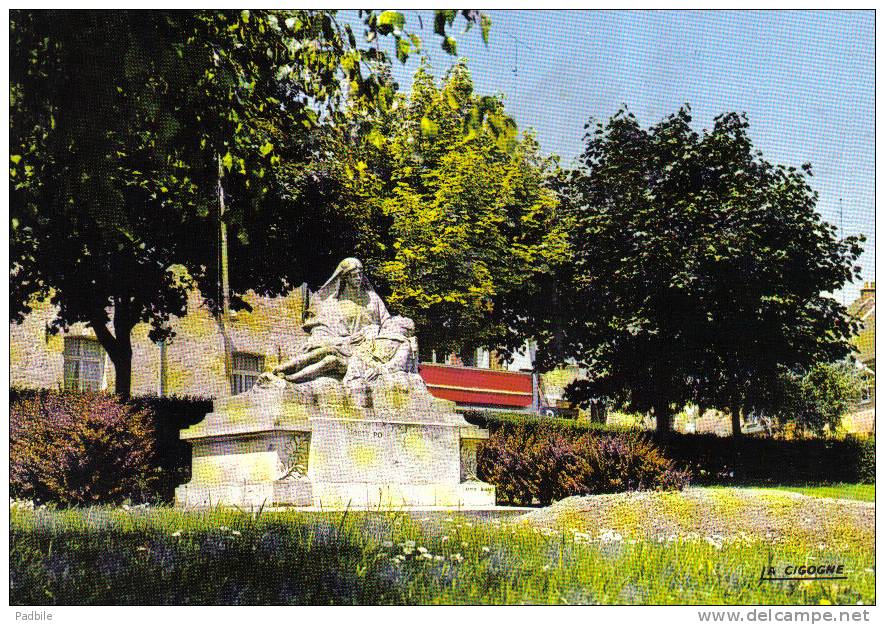 Carte Postale 59.  Bavay Et Le Monument Aux Morts Trés Beau Plan - Bavay