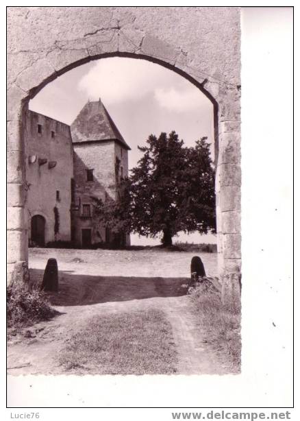 Château De LA ROCHE LES AIGUEPERSE -  Manoir Féodal - Fief Du Chancelier Michel De L´HOSPITAL - Cour D´Entrée - Aigueperse