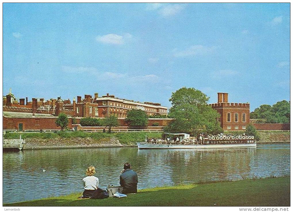 Britain United Kingdom - Hampton Court Palace, London Postcard [P1054] - London Suburbs