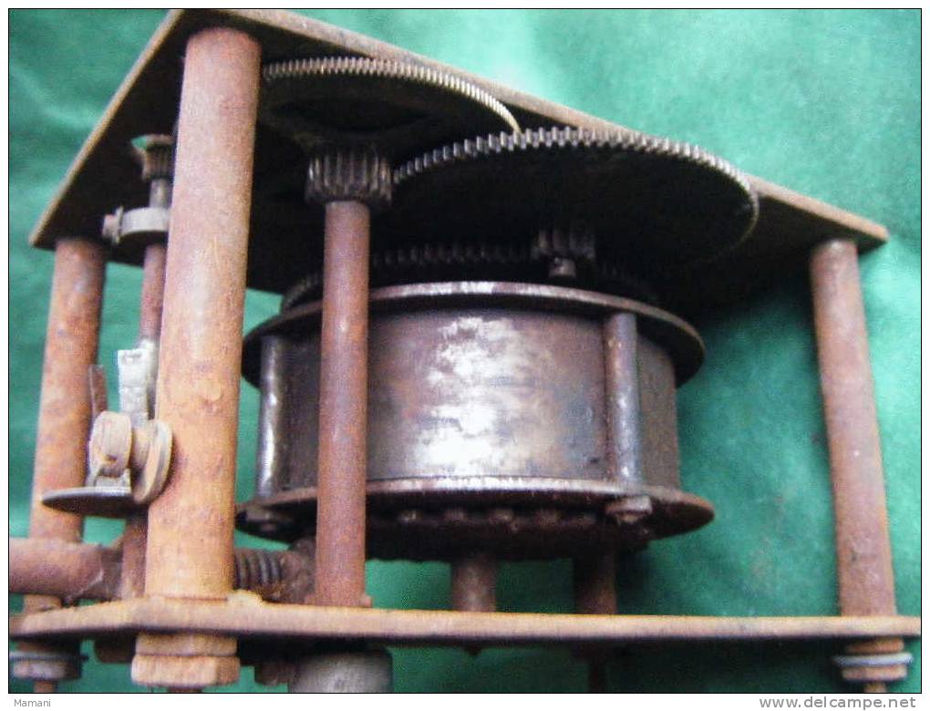 moteur---pour    phonographe avec 2  masselottes de regulateur de vitesse-instrument mecanique--