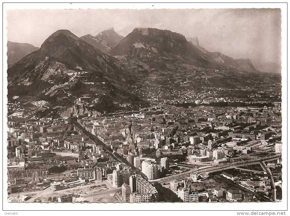 38 - GRENOBLE - Vue Aérienne Sur La Ville Et Ses Montagnes - Grenoble