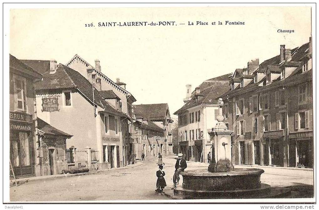 38  SAINT  LAURENT  DU PONT     LA  PLACE  ET  LA  FONTAINE     TRES BON ETAT VOIR SCAN - Saint-Laurent-du-Pont