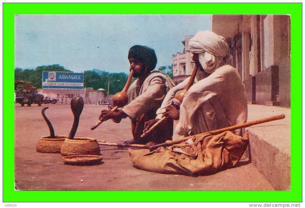 KARACHI, PAKISTAN - SNAKE CHARMERS - CHARMEURS DE SERPENT - DOS 3/4 - PAK-VIEWS - - Pakistan