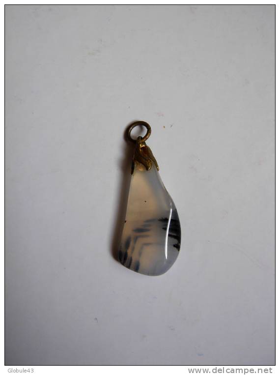 PENDENTIF EN AGATE BLEUTEE ET NOIRE 3 CM - Pendentifs