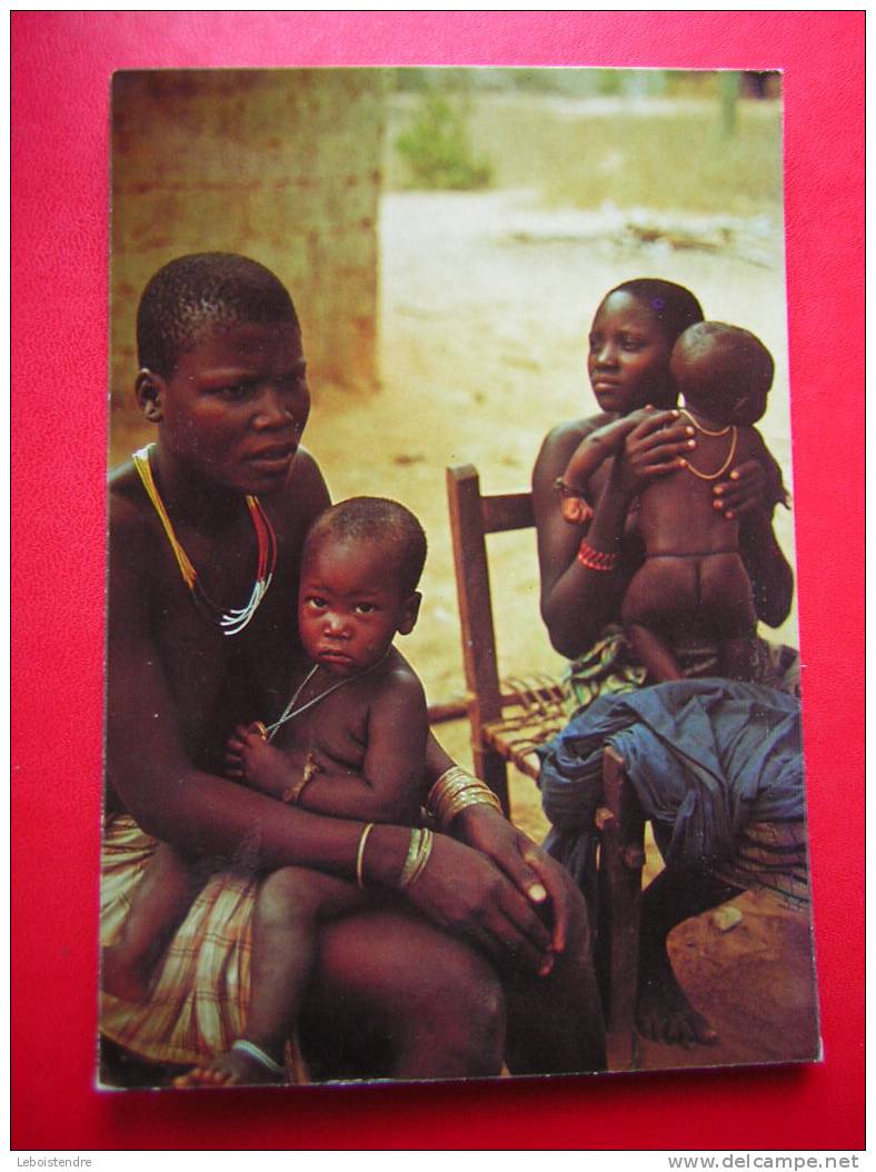 CPSM OU CPM -AFRIQUE KENYA-UNE FAMILLE INDIGENE -NON VOYAGEE-CARTE EN BON ETAT AVEC LES COINS COGNES - Kenya