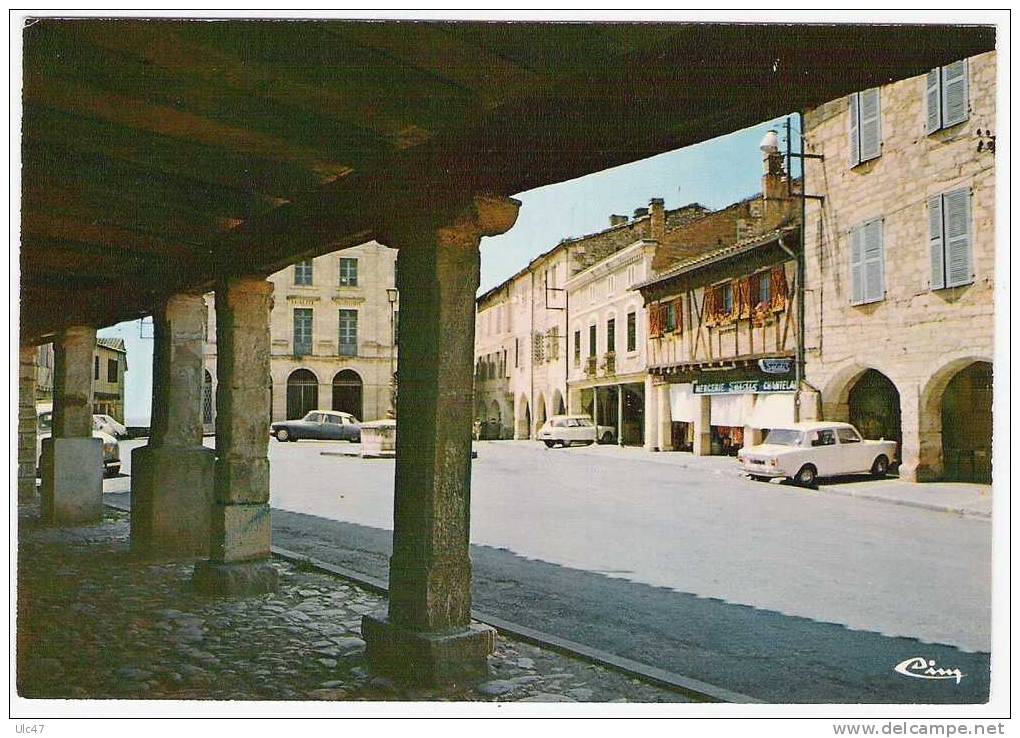 - 82 - MONTPEZAT-DE-QUERCY. -  Les Couvers, Place De La Mairie.  - Cp - - Montpezat De Quercy