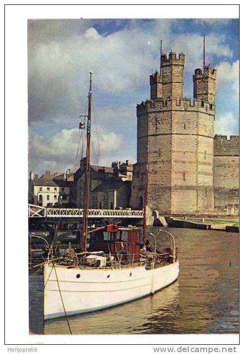 CPM De The Eagle Tower Caernarvon Castle From Accros The Harbour - Caernarvonshire