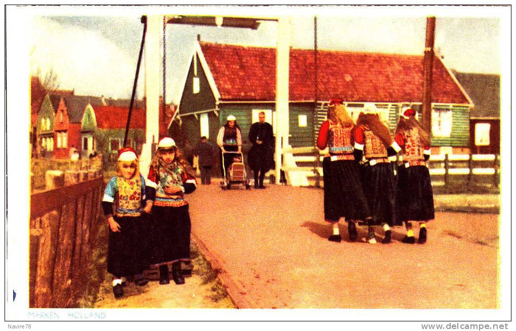 MARKEN PAYS BAS HOLLAND HOLLANDE . GROUPE D'ENFANTS AU BORD DE L'EAU. - Marken