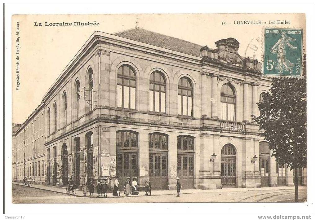 54 -  LUNEVILLE  -  Les Halles  - Animée  Quelques Personnes  - Affiches Sur Les Murs - Luneville