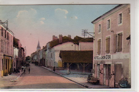 BRIOUX SUR BOUTONNE LA GRANDE RUE  ET L'HOTEL DU LION D'OR - Brioux Sur Boutonne