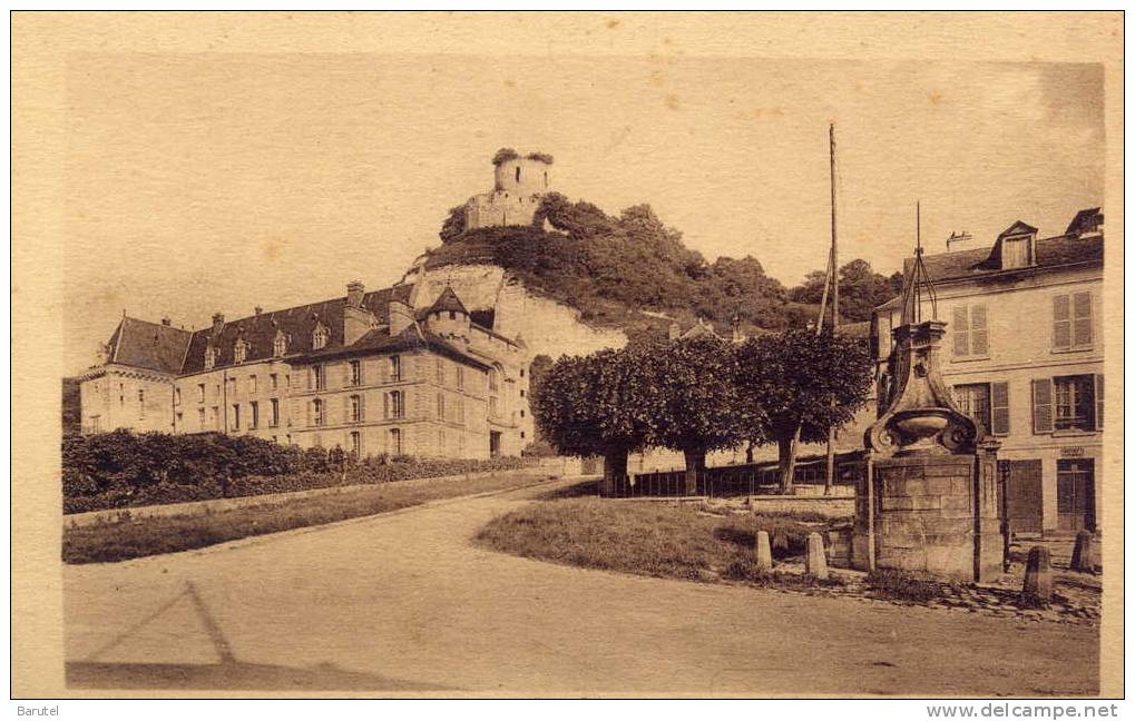 LA ROCHE GUYON - Le Château Et La Fontaine - - La Roche Guyon